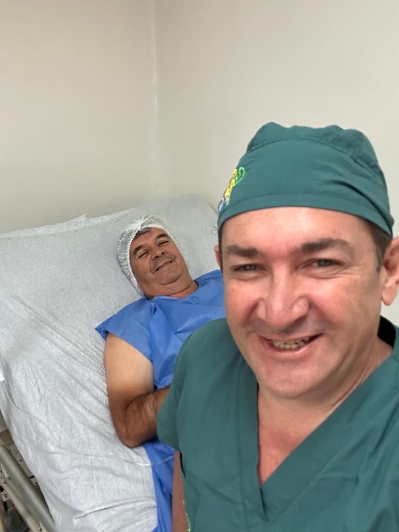El Dr. Visbal con un paciente sonriente tras su cirugía