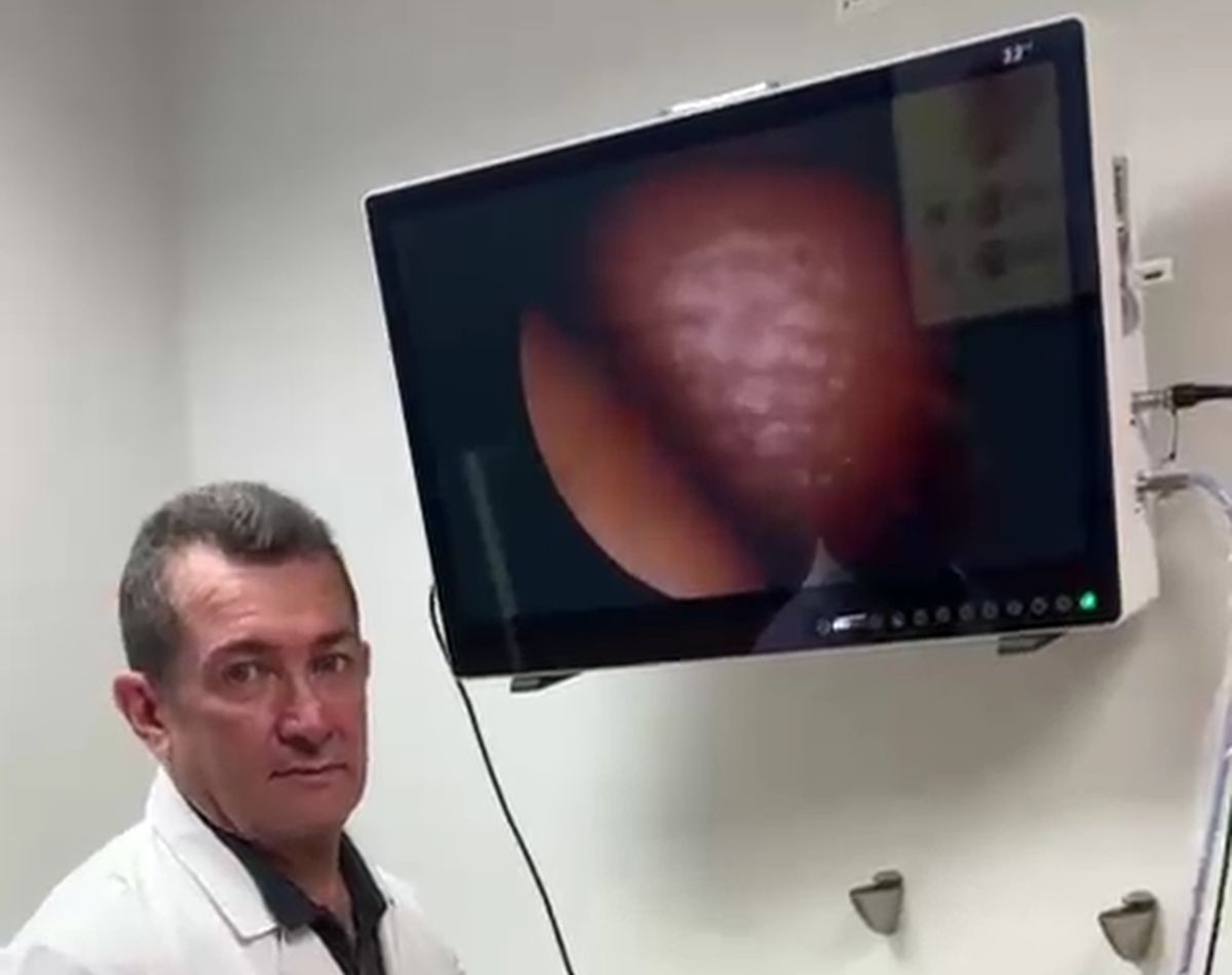 Dr. Gustavo Visbal junto a una torre de endoscopia